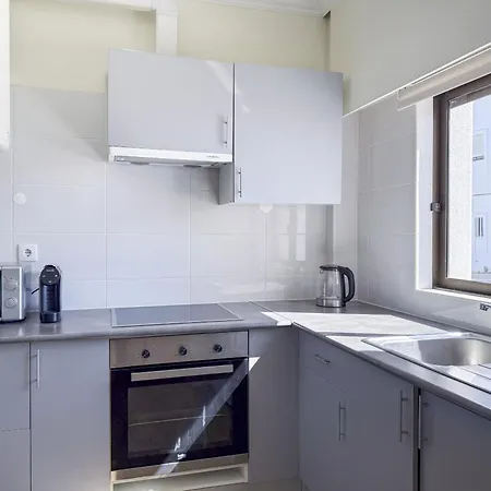 #406 Modern 1br With Pool Near Oura Strip Lägenhet